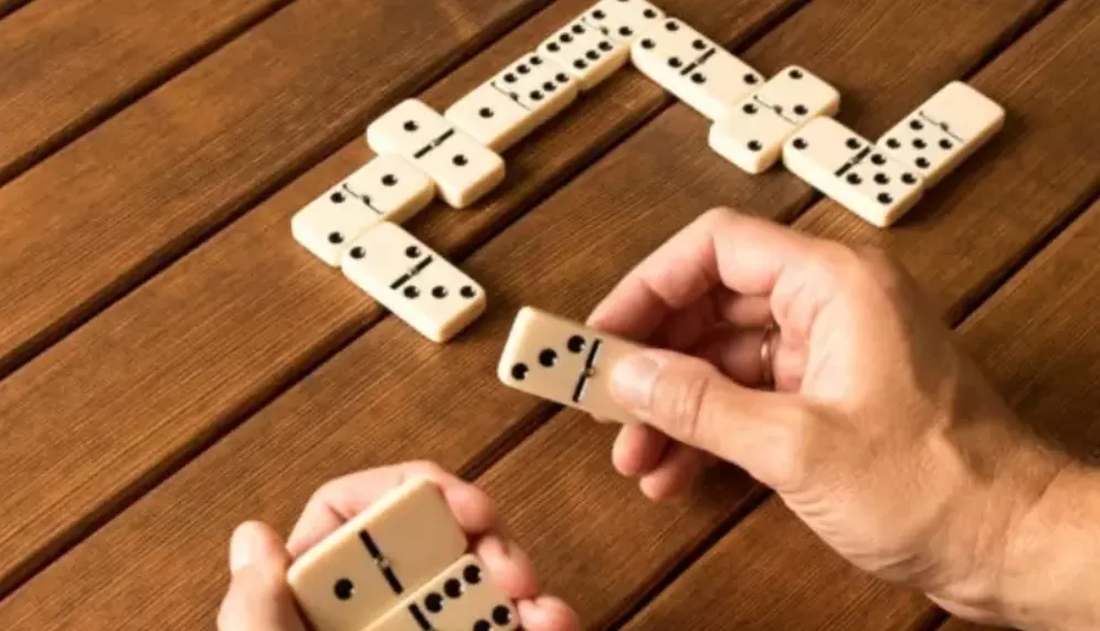 Chú ý quan sát đối thủ cùng bàn Domino